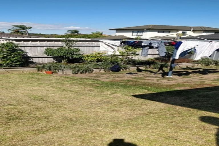 Photo of property in 15 Belcoo Crescent, East Tamaki, Auckland, 2013