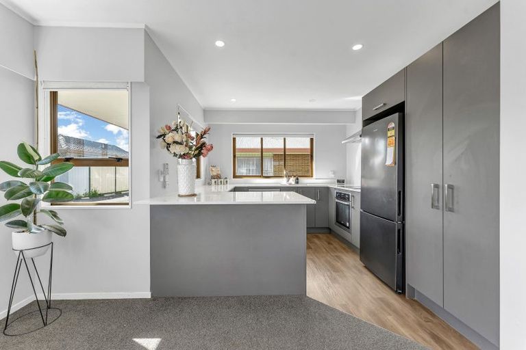 Photo of property in 17 Edgewater Parade, Waiuku, 2123