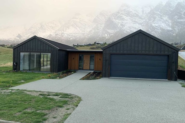 Photo of property in 16 Kinross Lane, Jacks Point, Queenstown, 9371