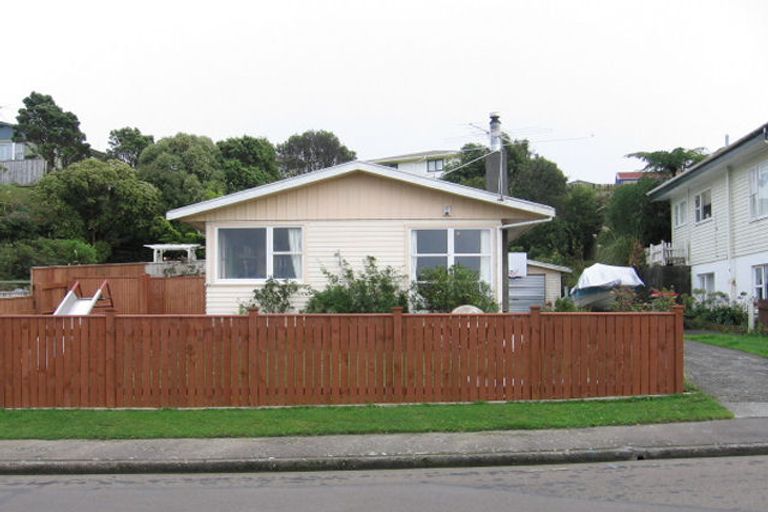 Photo of property in 23 Bellringer Crescent, Newlands, Wellington, 6037