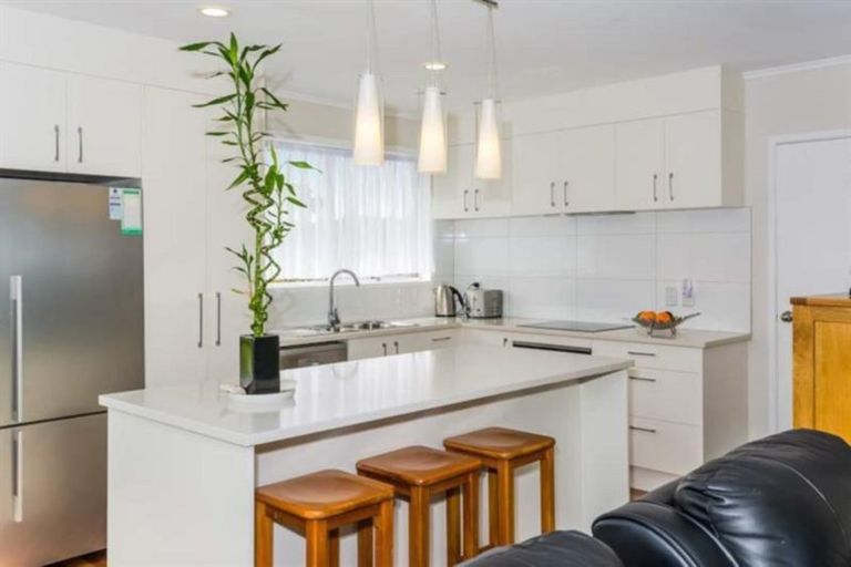 Photo of property in 34 Easton Park Parade, Glenfield, Auckland, 0629