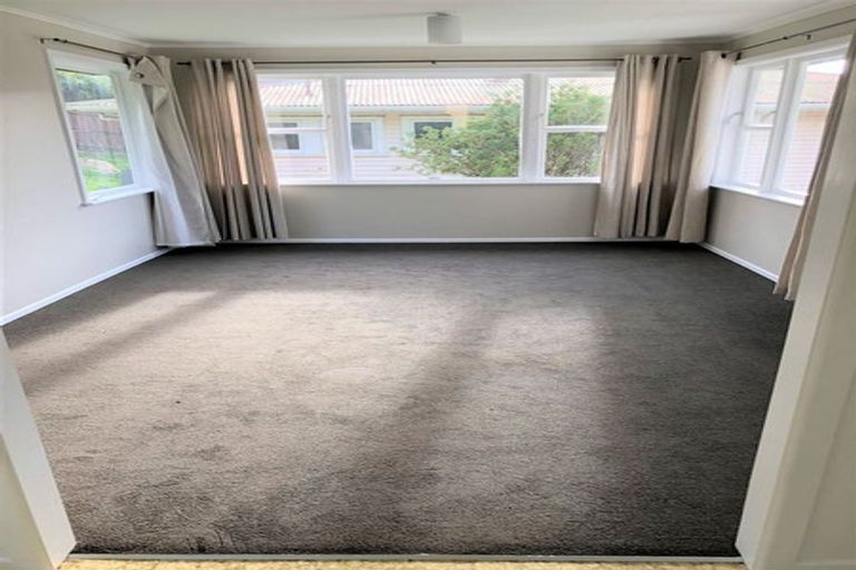 Photo of property in 143 Newlands Road, Newlands, Wellington, 6037