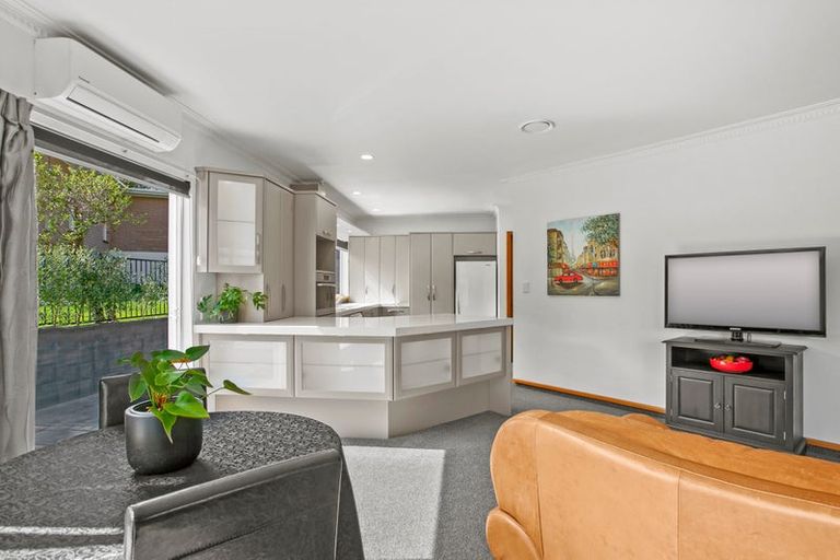 Photo of property in 8 Spencer Place, Merrilands, New Plymouth, 4312