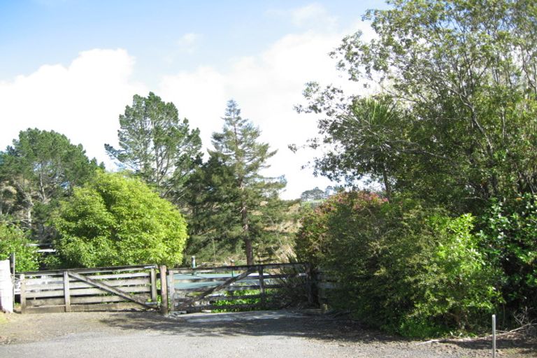 Photo of property in 71-73 Bethells Road, Waitakere, Henderson, 0782