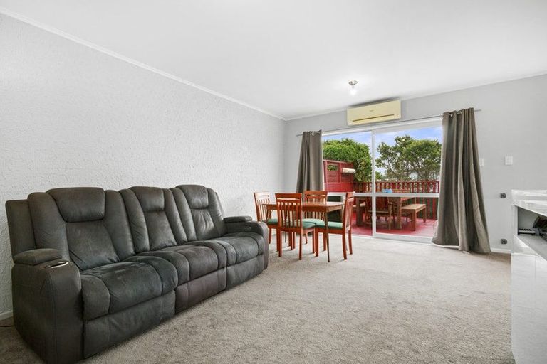Photo of property in 27a Chetwode Grove, Newlands, Wellington, 6037