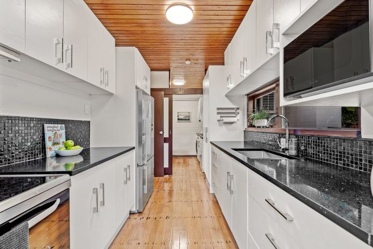 Photo of property in 62 Parr Terrace, Castor Bay, Auckland, 0620