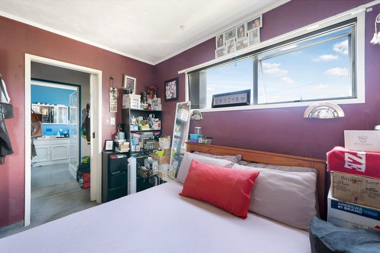 Photo of property in 3 Hillary Heights Avenue, Glendene, Auckland, 0602