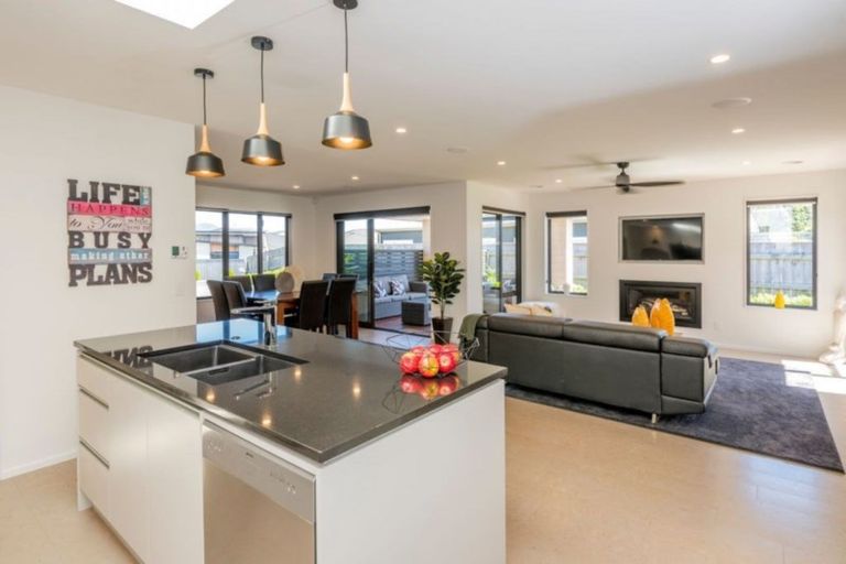 Photo of property in 40 San Priamo Place, Paraparaumu Beach, Paraparaumu, 5032