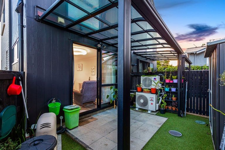 Photo of property in 2 Wharara Lane, Massey, Auckland, 0614