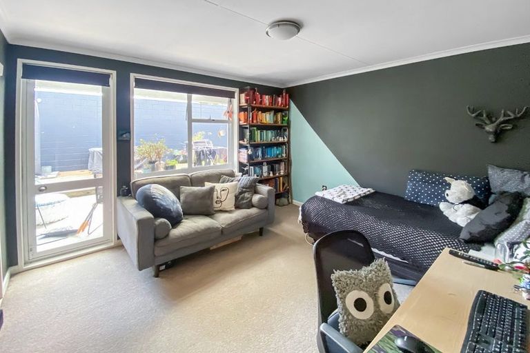 Photo of property in 2 Rakino Place, Awapuni, Palmerston North, 4412