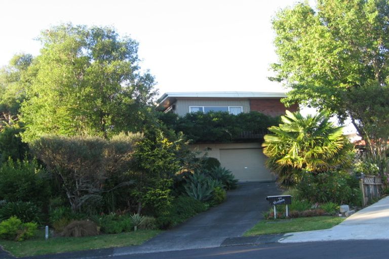 Photo of property in 16 Cheryl Place, Hillcrest, Auckland, 0627