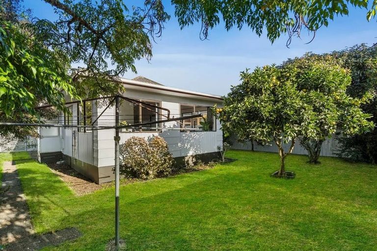 Photo of property in 2/128a Bruce Mclaren Road, Henderson, Auckland, 0612