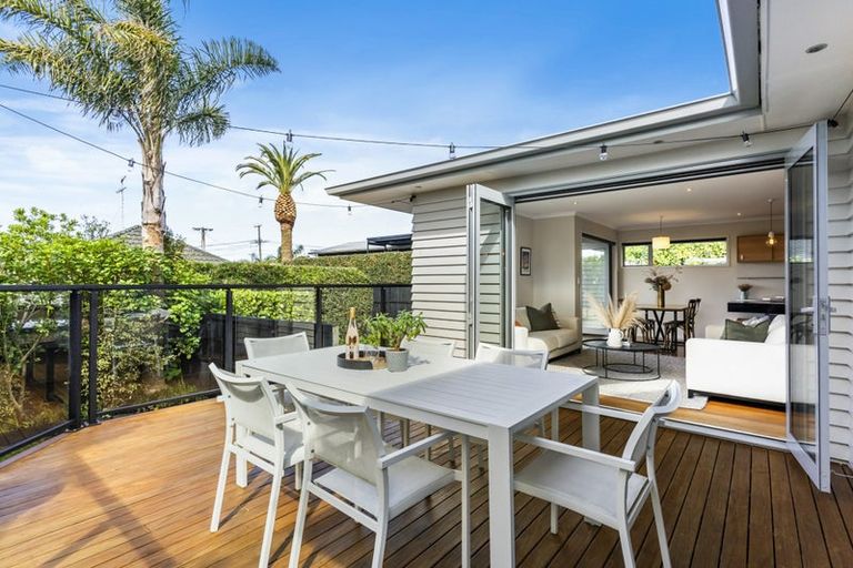 Photo of property in 2/12 Beatrice Avenue, Hillcrest, Auckland, 0627