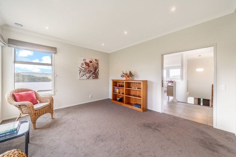 Photo of property in 10 Hollyford Place, Aotea, Porirua, 5024