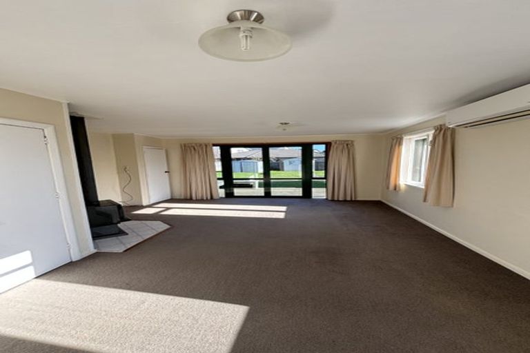 Photo of property in 37 Lambeth Crescent, Redwood, Christchurch, 8051