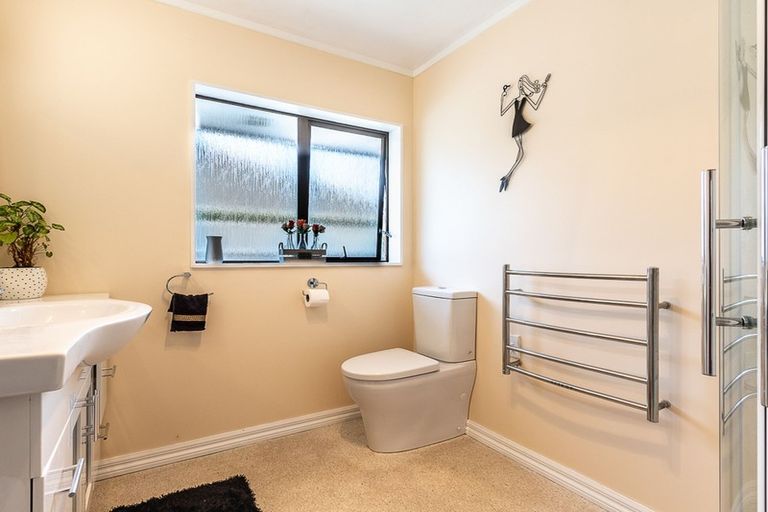 Photo of property in 270 Te Moana Road, Waikanae, 5036