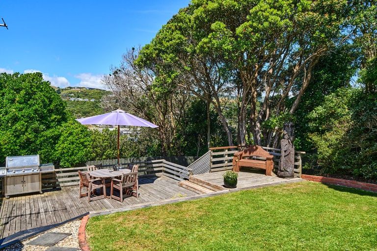 Photo of property in 1 Victory Crescent, Tawa, Wellington, 5028