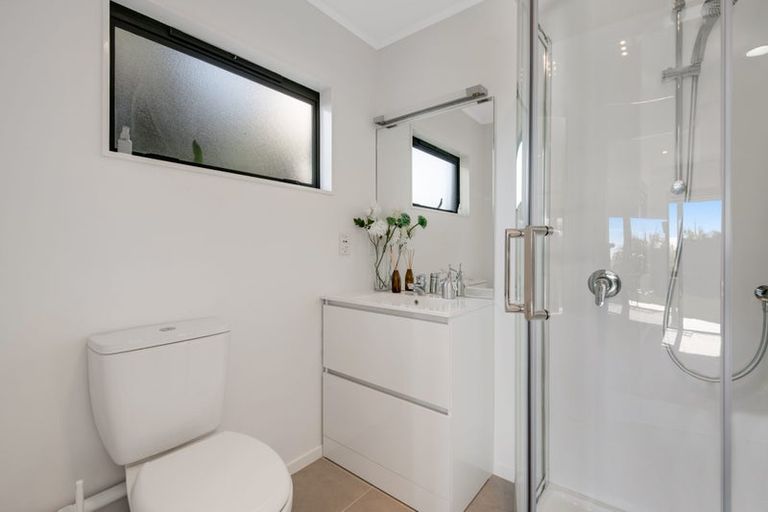 Photo of property in 10 Goldfinch Rise, Unsworth Heights, Auckland, 0632