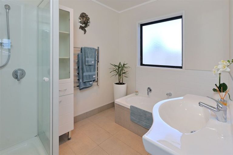 Photo of property in 14 Chesterton Terrace, Henderson, Auckland, 0612