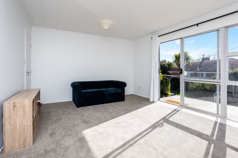 Photo of property in 2/811a Te Atatu Road, Te Atatu Peninsula, Auckland, 0610