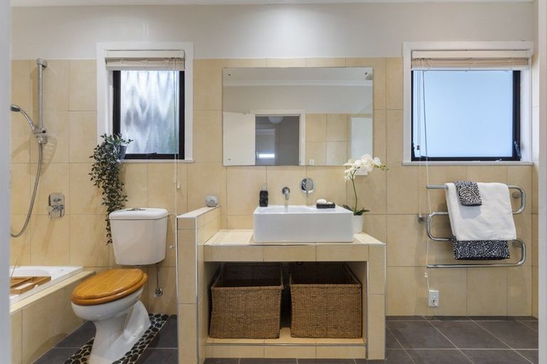 Photo of property in 43 Forrest Hill Road, Milford, Auckland, 0620