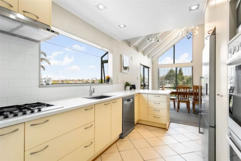 Photo of property in 21 Lagoon Way, West Harbour, Auckland, 0618