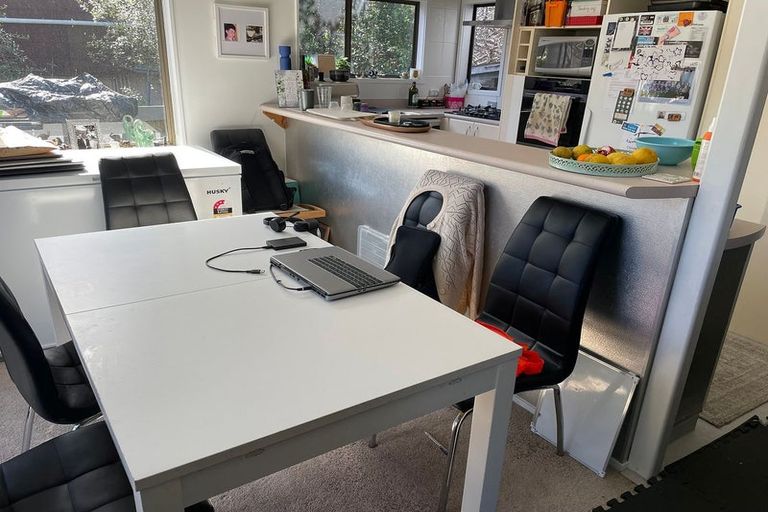 Photo of property in 42 Holyoake Place, Chatswood, Auckland, 0626