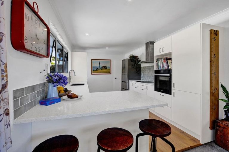 Photo of property in 17 Linda Street, Oakura, 4314