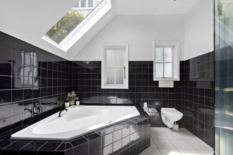 Photo of property in 35 Upper Watt Street, Wadestown, Wellington, 6012