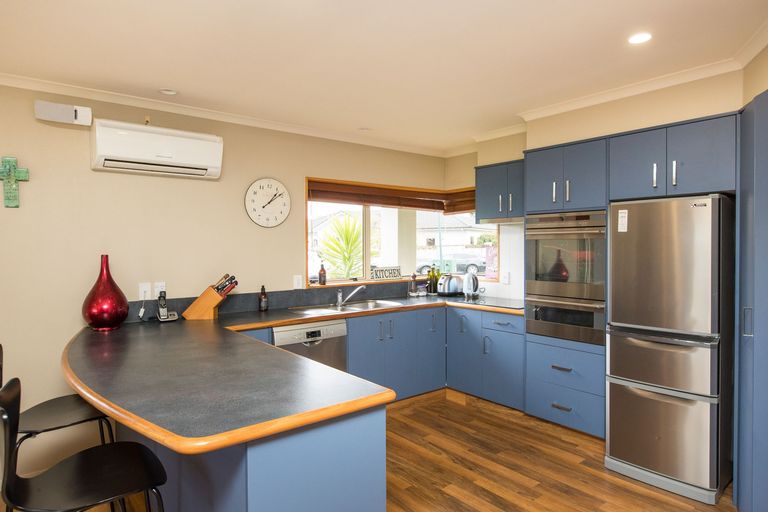 Photo of property in 6 Kea Place, Fitzherbert, Palmerston North, 4410