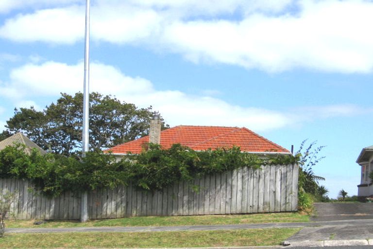 Photo of property in 15 Pupuke Road, Birkenhead, Auckland, 0627