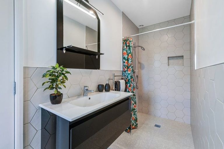Photo of property in 1/4 Roberts Road, Matakatia, Whangaparaoa, 0930
