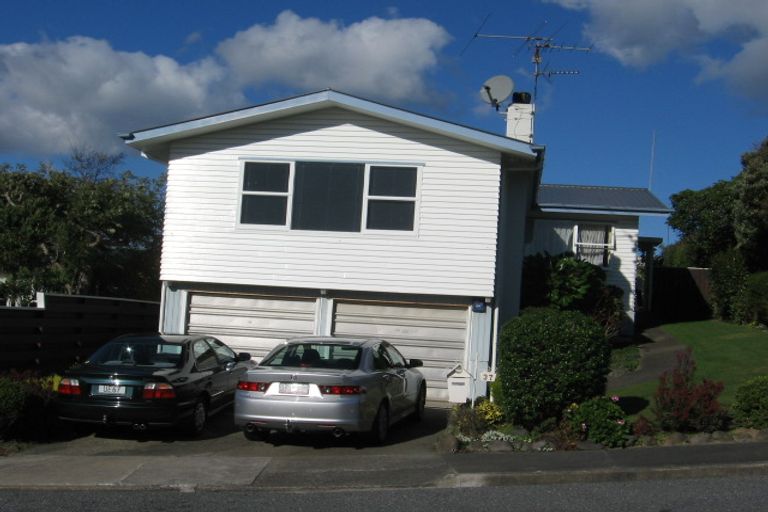 Photo of property in 37 Churton Drive, Churton Park, Wellington, 6037