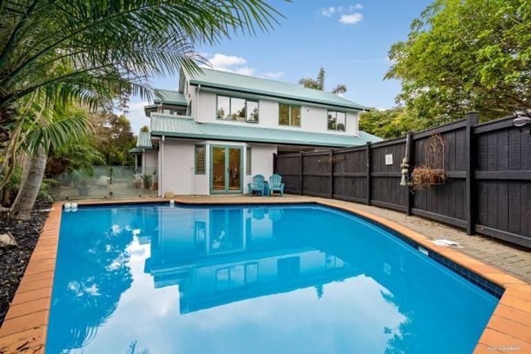 Photo of property in 12 Waipuia Place, Greenhithe, Auckland, 0632