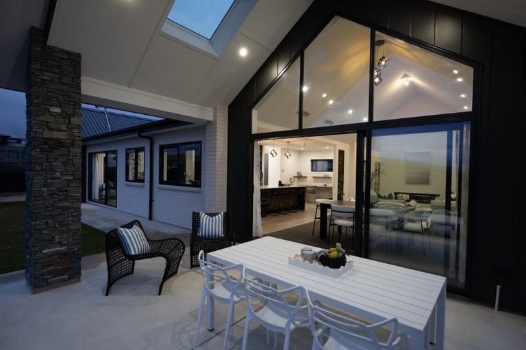 Photo of property in 44 Vaucluse Heights, Fitzherbert, Palmerston North, 4410