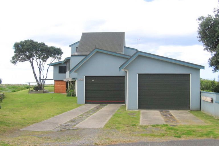 Photo of property in 102 Mooloo Crescent, Whangamata, 3620