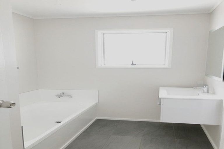 Photo of property in 17 Preston Avenue, Henderson, Auckland, 0610