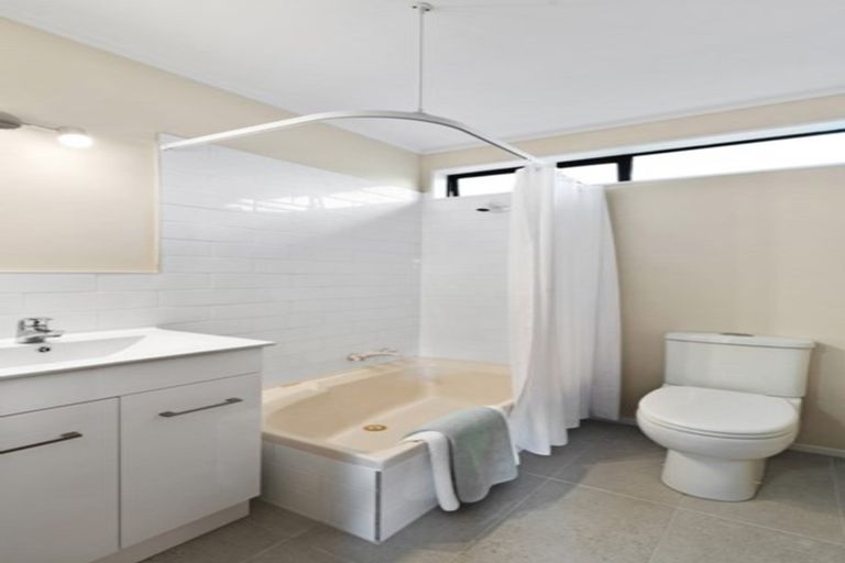 Photo of property in 487a Beach Road, Murrays Bay, Auckland, 0630