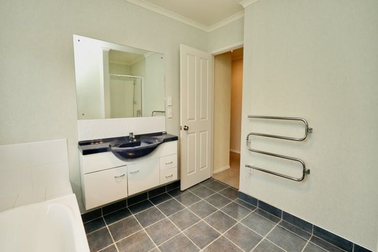 Photo of property in 24 Johnstone Drive, Fitzherbert, Palmerston North, 4410