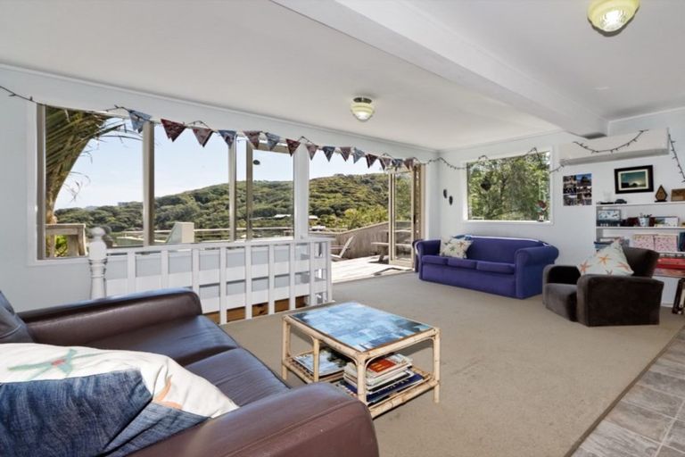 Photo of property in 61 Seaview Road, Piha, 0772