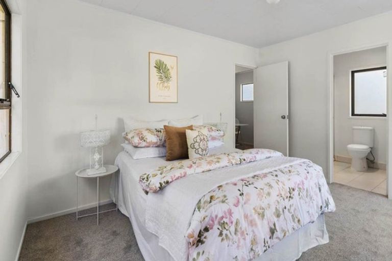 Photo of property in 72 Lynn Road, Bayview, Auckland, 0629