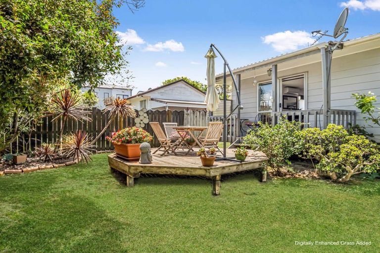 Photo of property in 3 Buisson Glade, West Harbour, Auckland, 0618