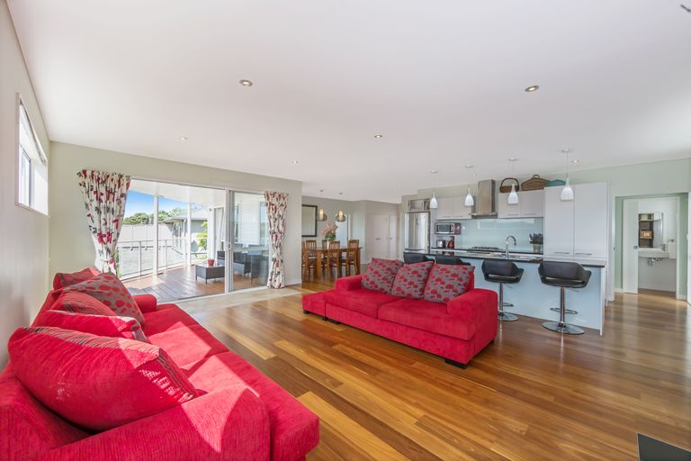 Photo of property in 90 Shakespear Road, Army Bay, Whangaparaoa, 0930