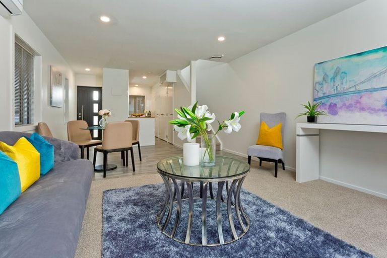 Photo of property in 5/4 John Jennings Drive, Oteha, Auckland, 0632