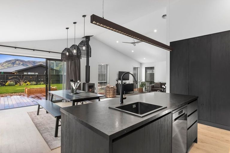 Photo of property in 19 Dunn Street, Lake Hawea, 9382