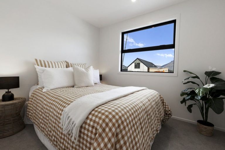 Photo of property in 32 Shelduck Road, Jacks Point, 9371