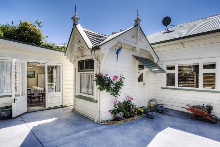 Photo of property in 15 Cameron Road, Bluff Hill, Napier, 4110