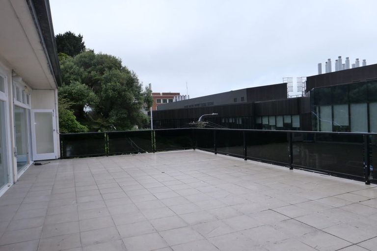 Photo of property in 70 Kelburn Parade, Kelburn, Wellington, 6012