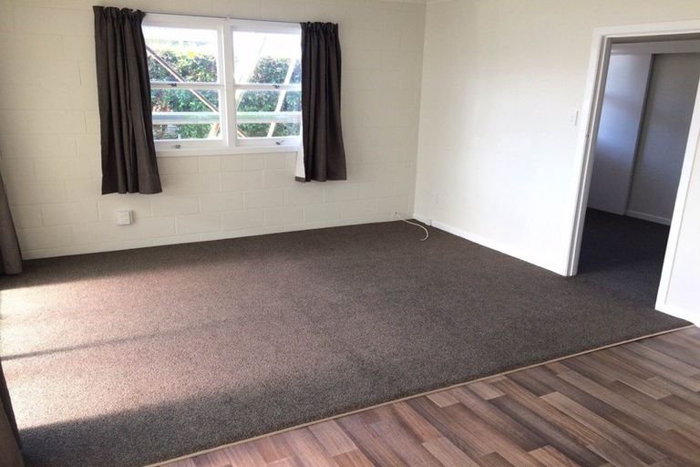 Photo of property in 98 Tirimoana Road, Te Atatu South, Auckland, 0602
