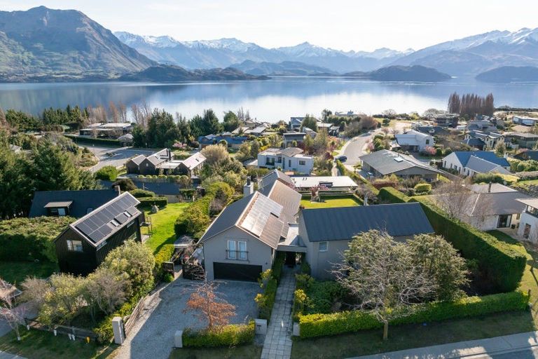Photo of property in 1 Briar Bank Drive, Wanaka, 9305